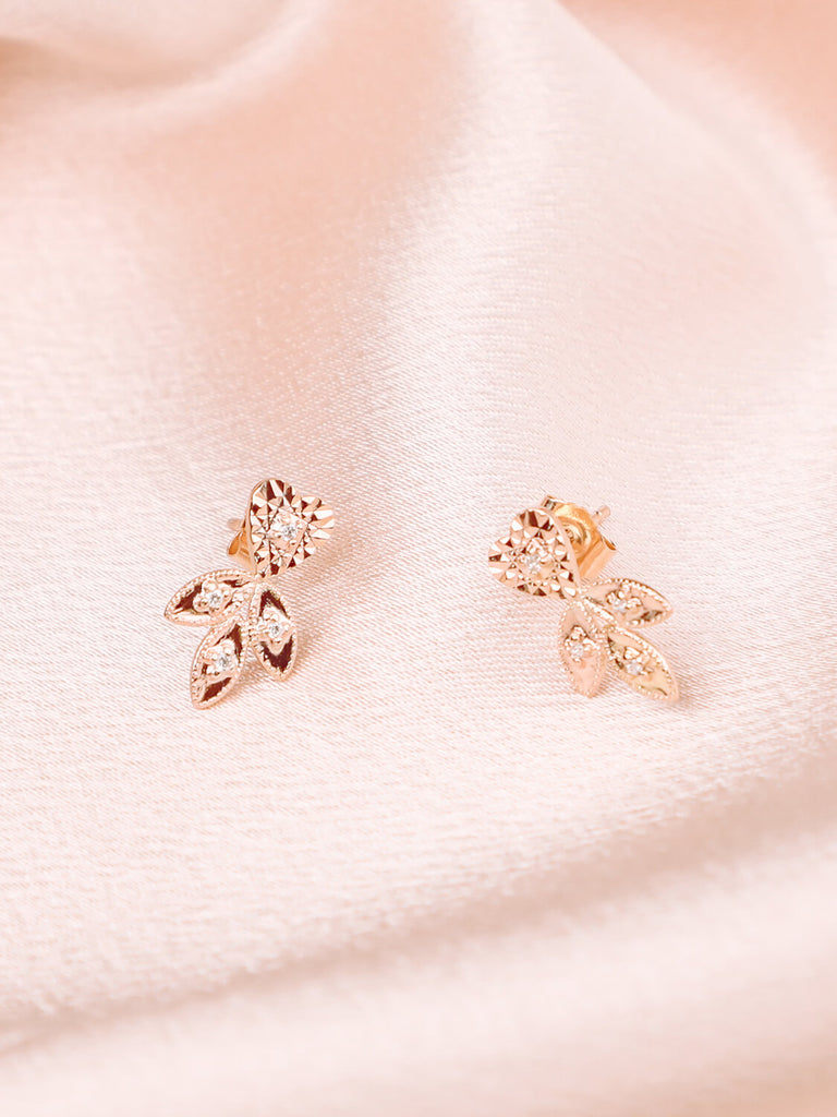sparkling heart earrings with diamonds in yellow gold detail shot